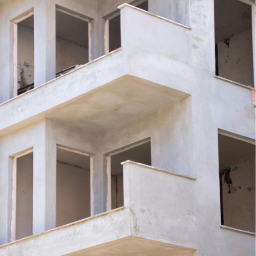 Balkone während der Sanierung mit neuer Betonschicht – Vorbereitung für Abdichtung und Oberflächenbeschichtung.