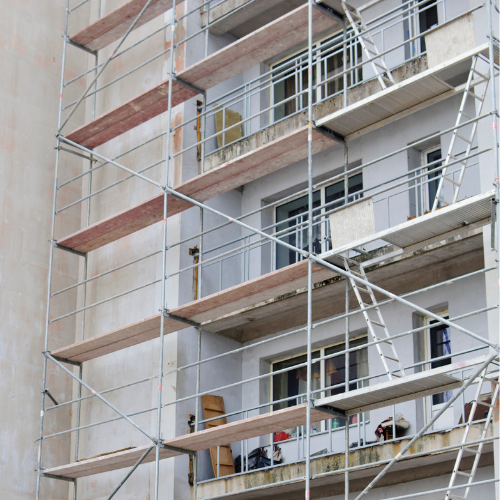 Erneuerung von Bauteilen an Wohngebäuden mit sicherem Gerüstbau und fachgerechter Ausführung.
