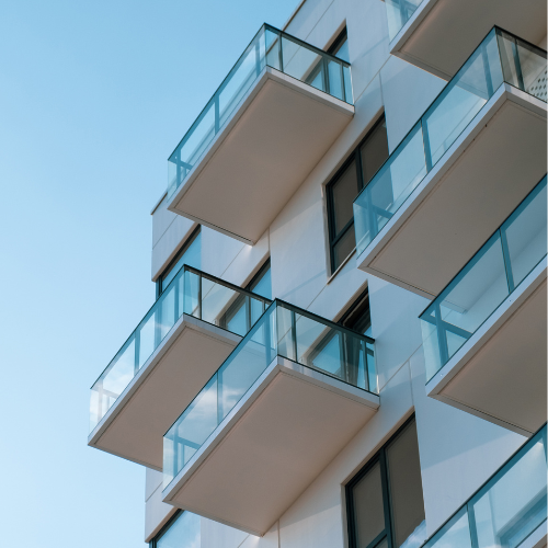 Modernes Wohngebäude mit stilvollen Glasbalkonen – Balkonsanierung und Neubau durch Marquardt Bausanierung für langlebige und ästhetische Ergebnisse.