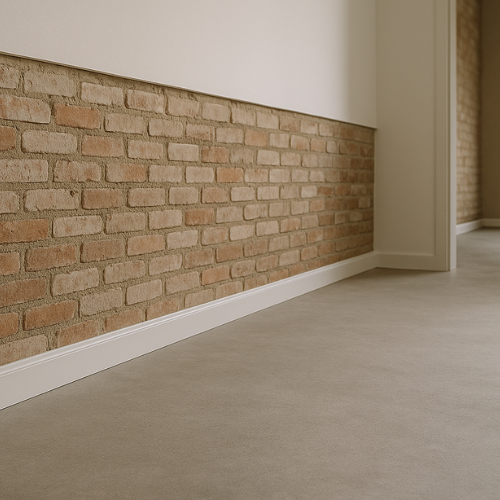 Innenraum mit einer dekorativen, halbhohen Wandverkleidung aus braun-roten Ziegelriemchen über einer weißen Fußleiste Innenraum mit einer dekorativen, halbhohen Wandverkleidung aus braun-roten Ziegelriemchen über einer weißen Fußleiste