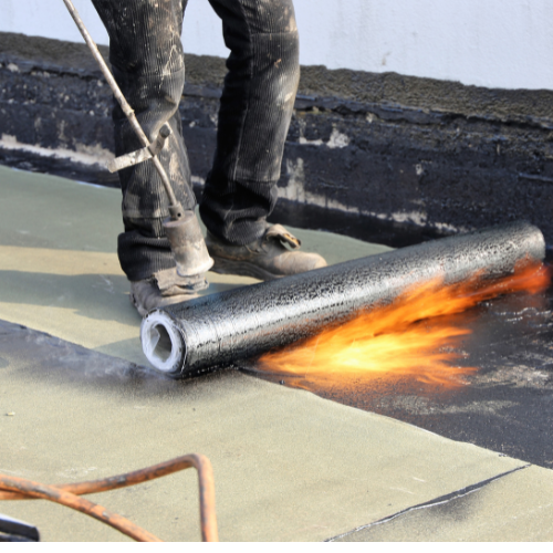 Professionelle Abdichtung von Dächern mit Bitumenbahnen – langlebige Lösung für Dachisolierung und Feuchtigkeitsschutz.