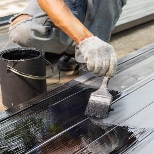 Anstricharbeiten zur Oberflächenversiegelung während einer Sanierung – sorgfältige Ausführung im Bauhandwerk.